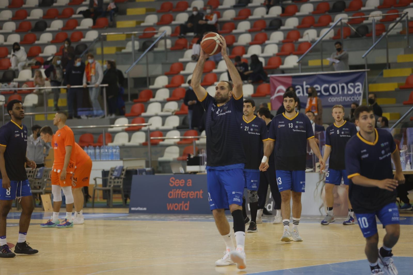 Las mejores imágenes del enfrentamiento entre el Leyma Coruña y el Liberbank Oviedo Baloncesto