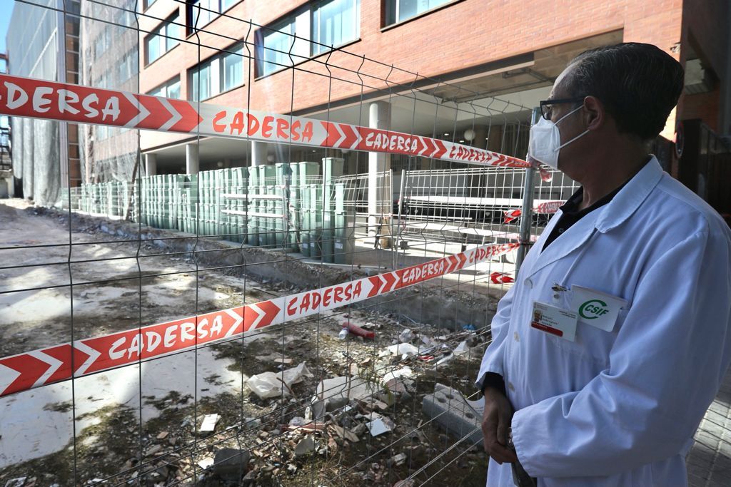 Los residuos de pacientes covid se acumulan en el exterior del Hospital Clínico de València