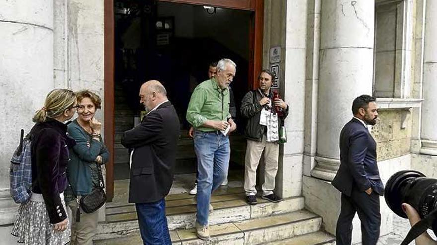 Cursach se cruzó ayer por primera vez con el juez Florit (de espaldas) en el juzgado.