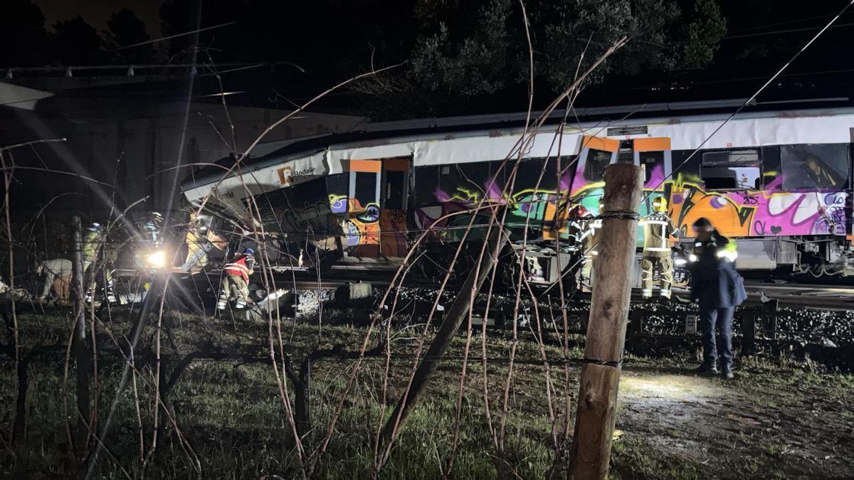 La caída de un muro provoca el descarrilamiento de un tren en Barcelona