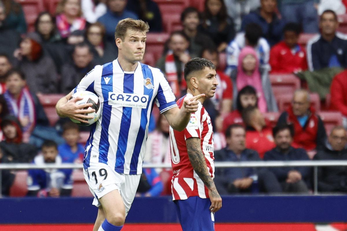 MADRID, 28/05/2023.- El delantero noruego de la Real Sociedad Alexander Sørloth celebra su gol contra el Atlético de Madrid, durante el encuentro correspondiente a la jornada 37 de Primera División que han disputado hoy domingo frente al Atlético de Madrid en el estadio Metropolitano, en Madrid. EFE / Rodrigo Jiménez.