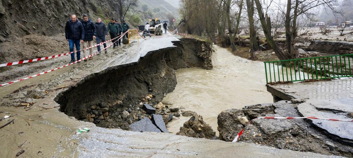Politiker bei der Begutachtung der Unwetterschäden im andalusischen Dudar in der Provinz Granada.