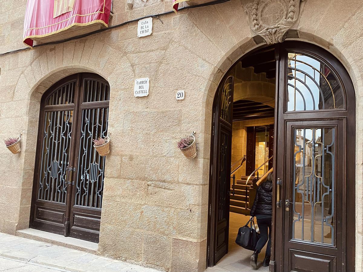 L'entrada de l'ajuntament de Solsona