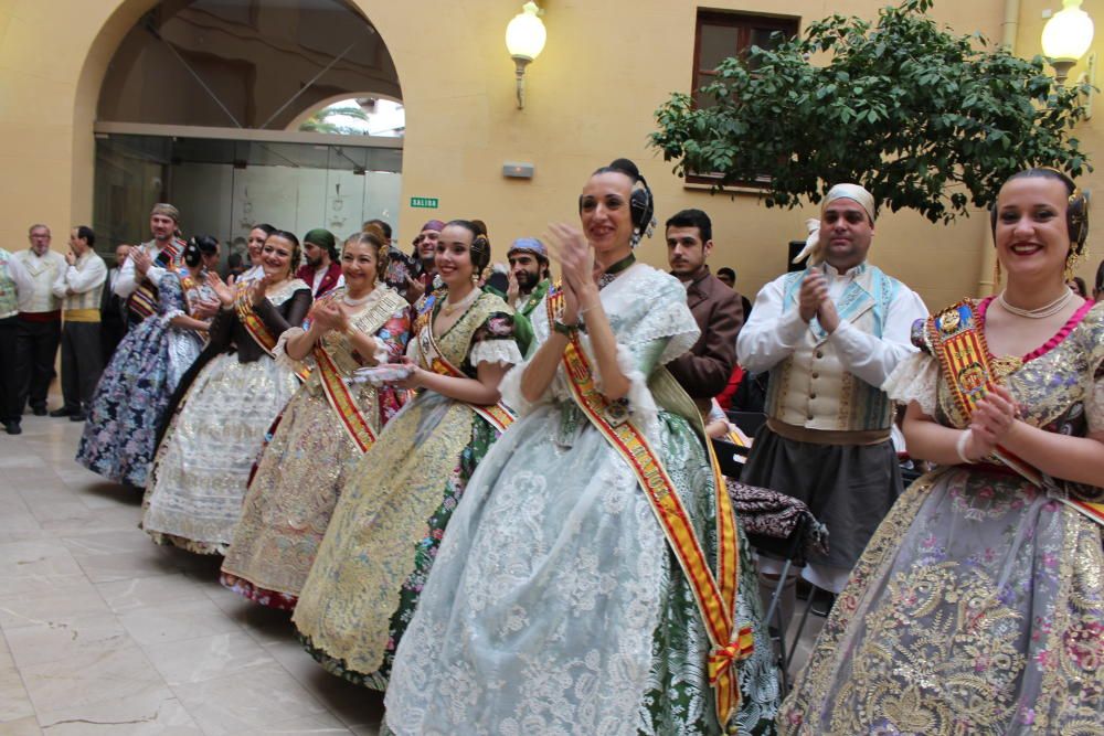 Intercambio de fotos con la fallera mayor e imposición de bunyols d'or