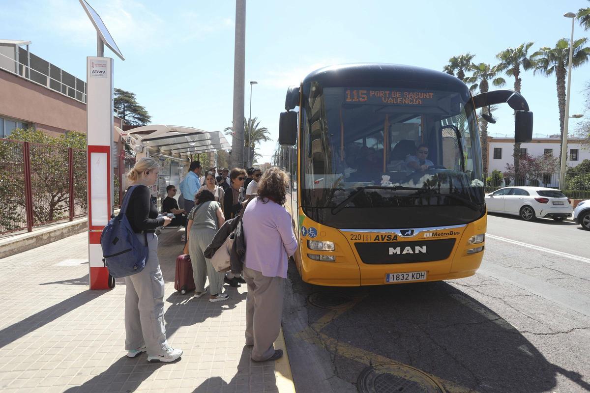 Uno de los autobuses que prestaba el servicio hasta ahora.
