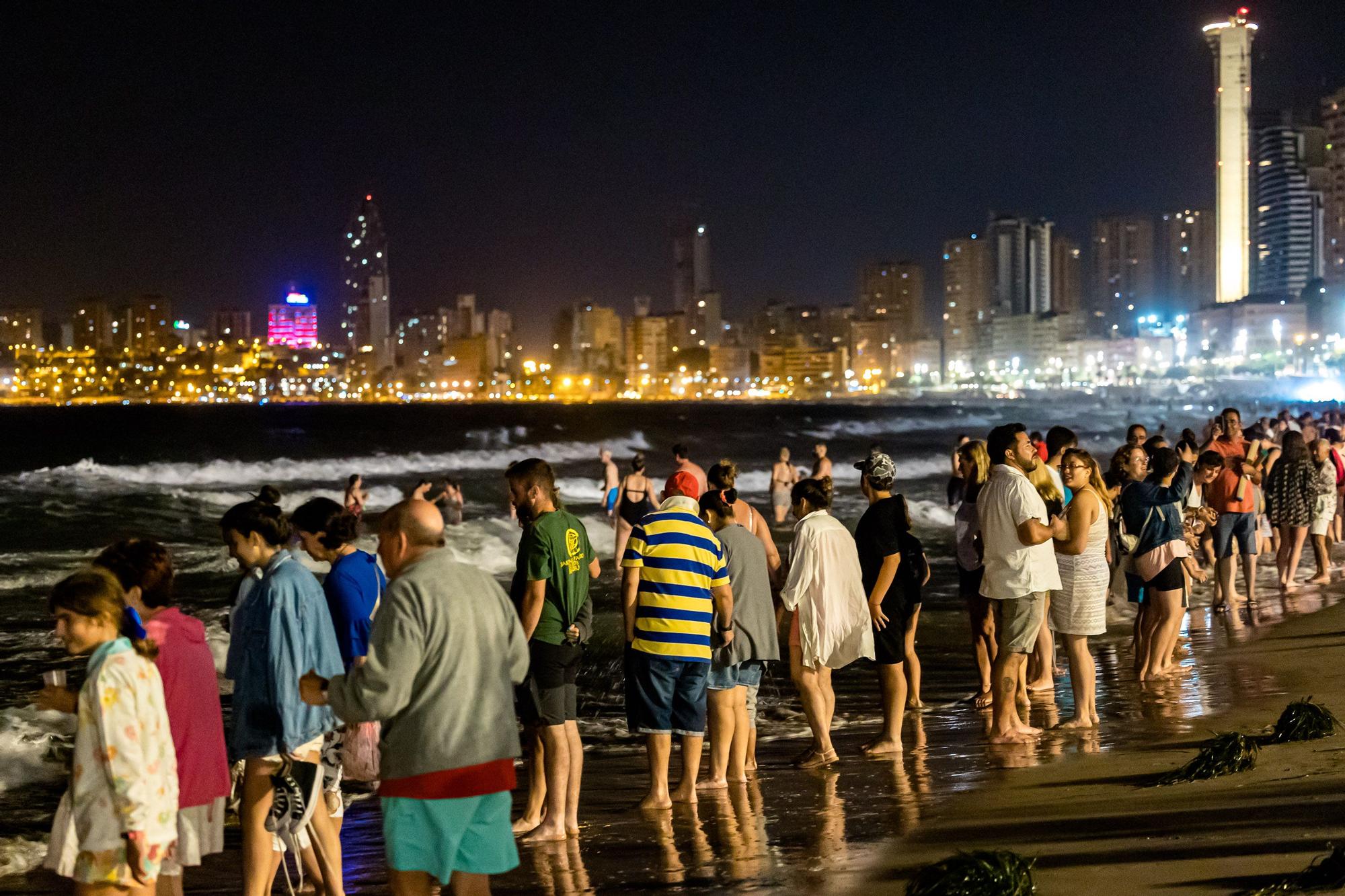 Cientos de personas festejan en las playas de Benidorm la Nit de Sant Joan