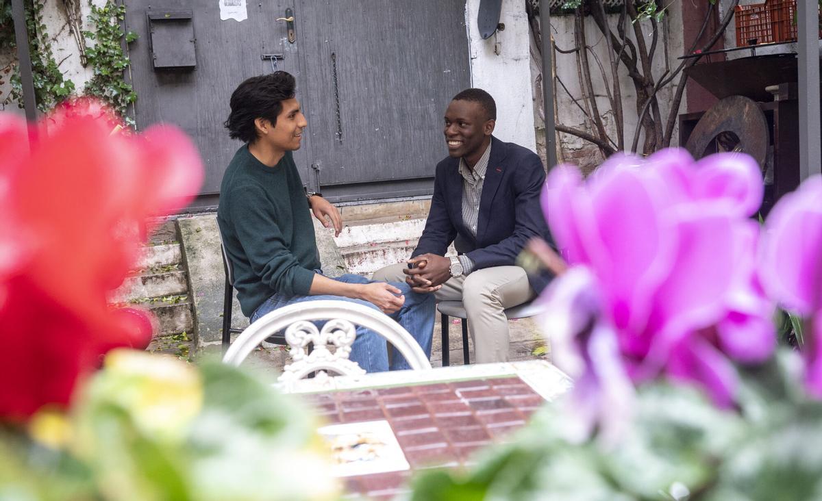 Barcelona. 16.12.2025. Sociedad David, dcha., y John en el BACStation de BarcelonActua (son dos jóvenes inmigrantes que llegaron a Barcelona muy formados y que participan en el programa MigrantUP para homologar y continuar con sus estudios). Fotografía de Jordi Cotrina