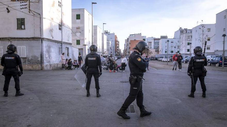 Policías en el piso de Eivissa. | CNP