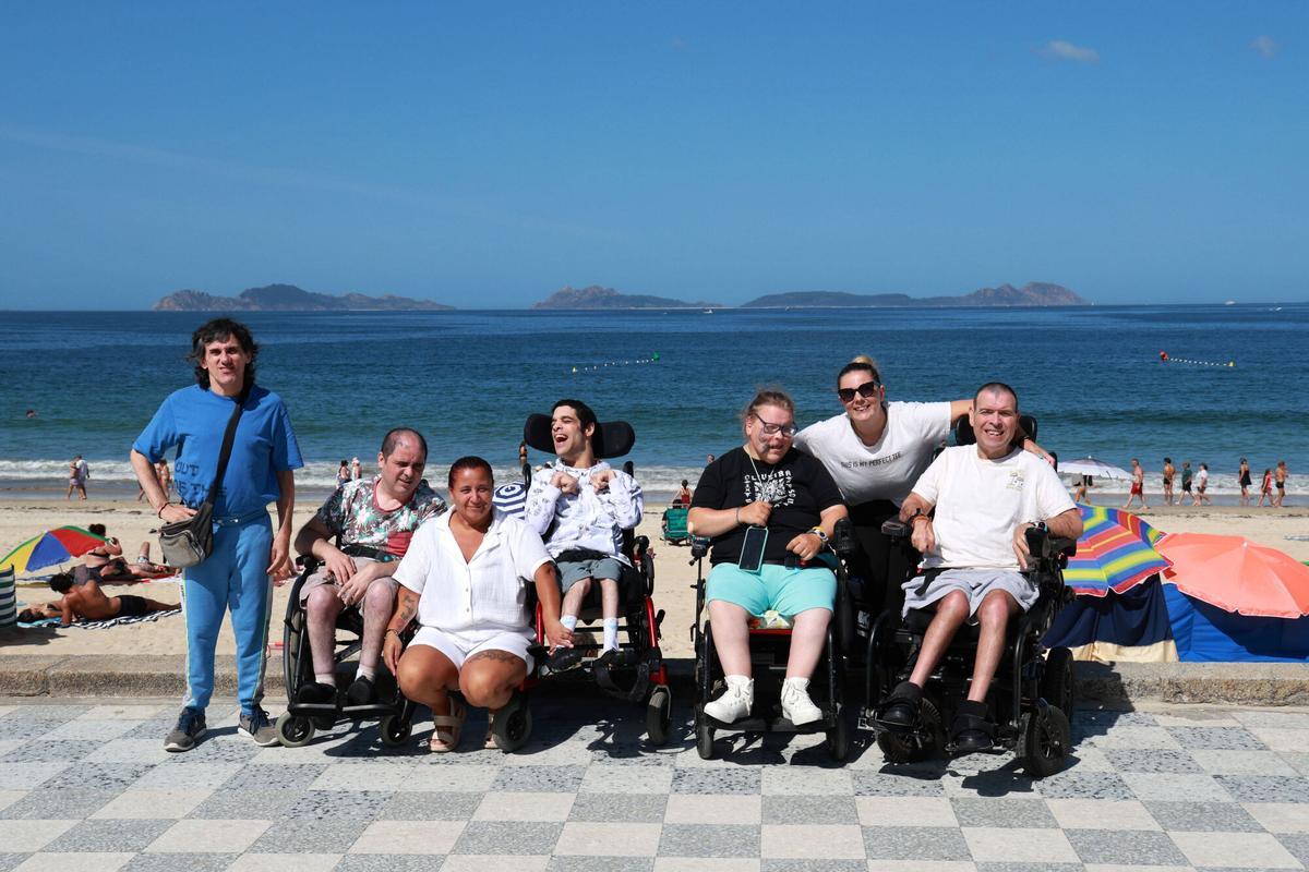 Vigo. Día de playa para los usuarios de la asociación APAMP