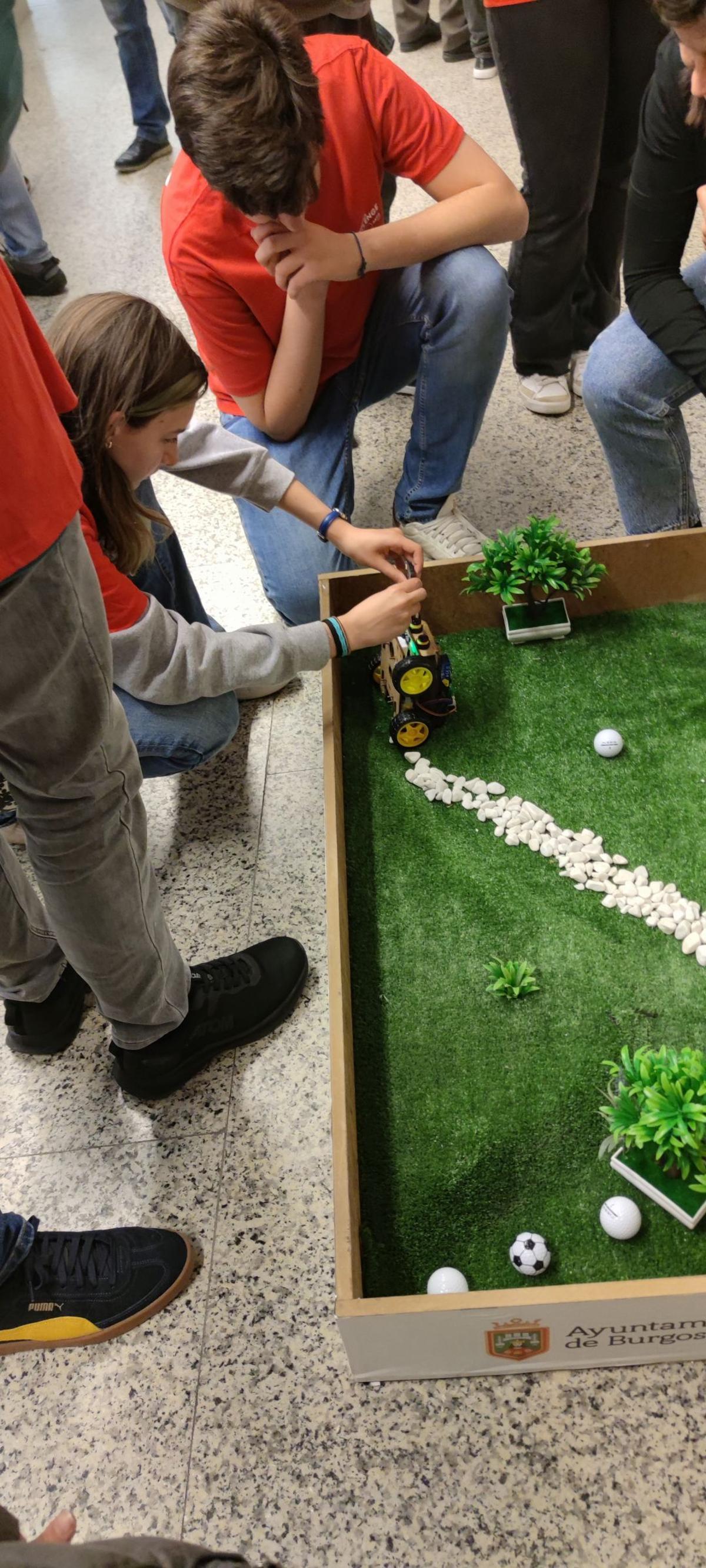Cuatro jóvenes aragoneses viajan a la final nacional del ASTI Robotics Challenge con un robot autónomo y se traen a Zaragoza el premio al mejor proyecto de hidrógeno verde de España.