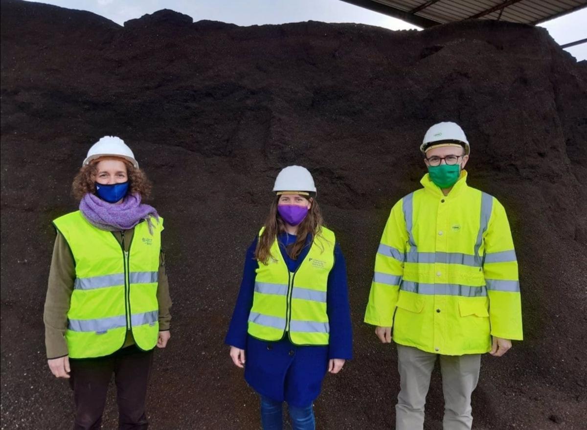 La directora insular de Residuos, Patricia Arbona, la vicepresidetna y consellera de Sostenibilidad y Medio Ambiente, Aurora Ribot, y el director general de Tirme, Rafael Guinea