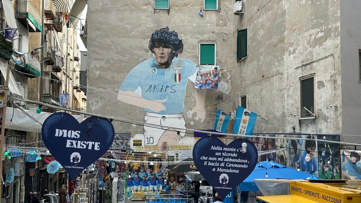 Murales de Maradona, en la Via Emanuele de Deo de Quartieri Spagnoli, en Nápoles