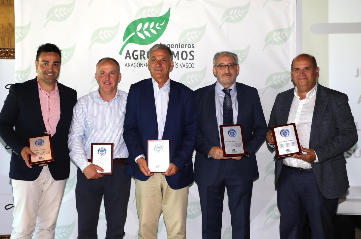 Aquellos colegiados que han prestado sus servicios a la institución también vieron reconocida su labor.