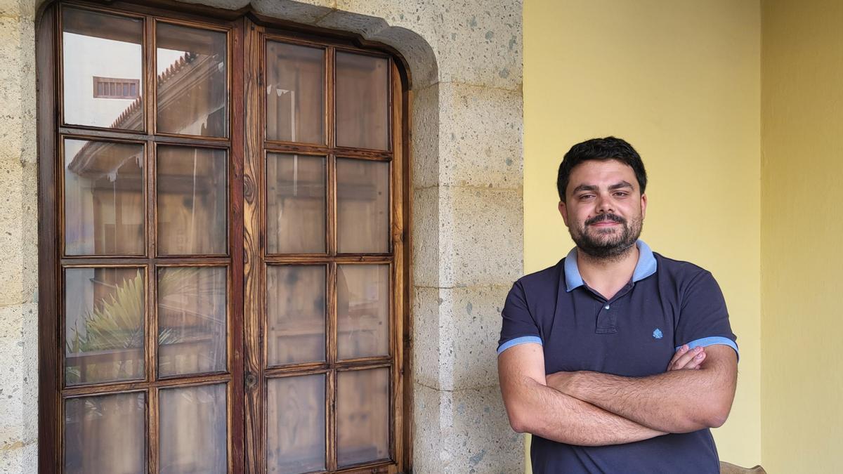 Sergio Hernández, Premio Viera y Clavijo de Humanidades 2022, posa en la Casa de Colón.