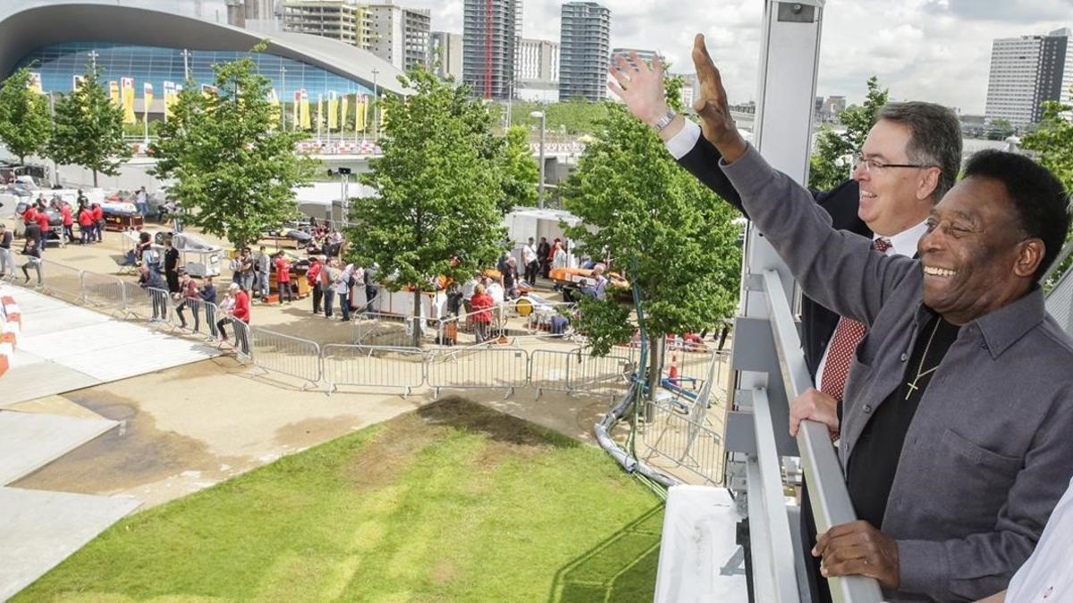 Pelé saluda a unos aficionados en su visita a Londres este jueves.