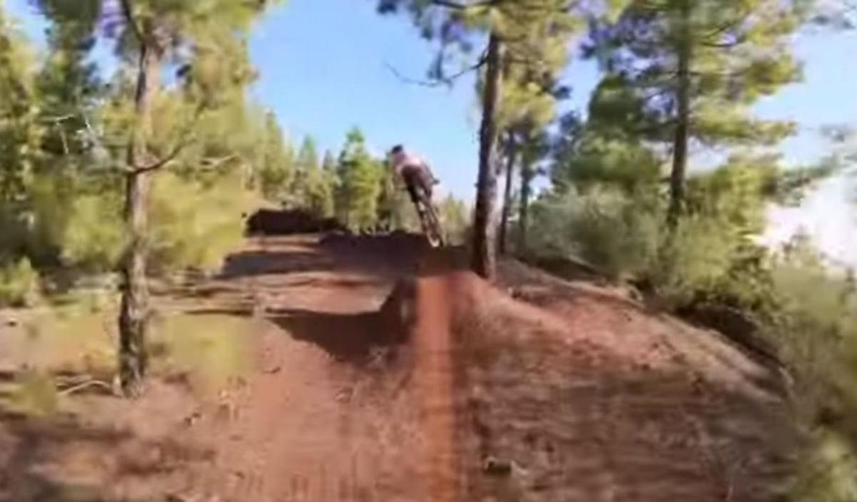 Tres campeones de ciclismo de montaña, multados por dañar senderos en Tenerife