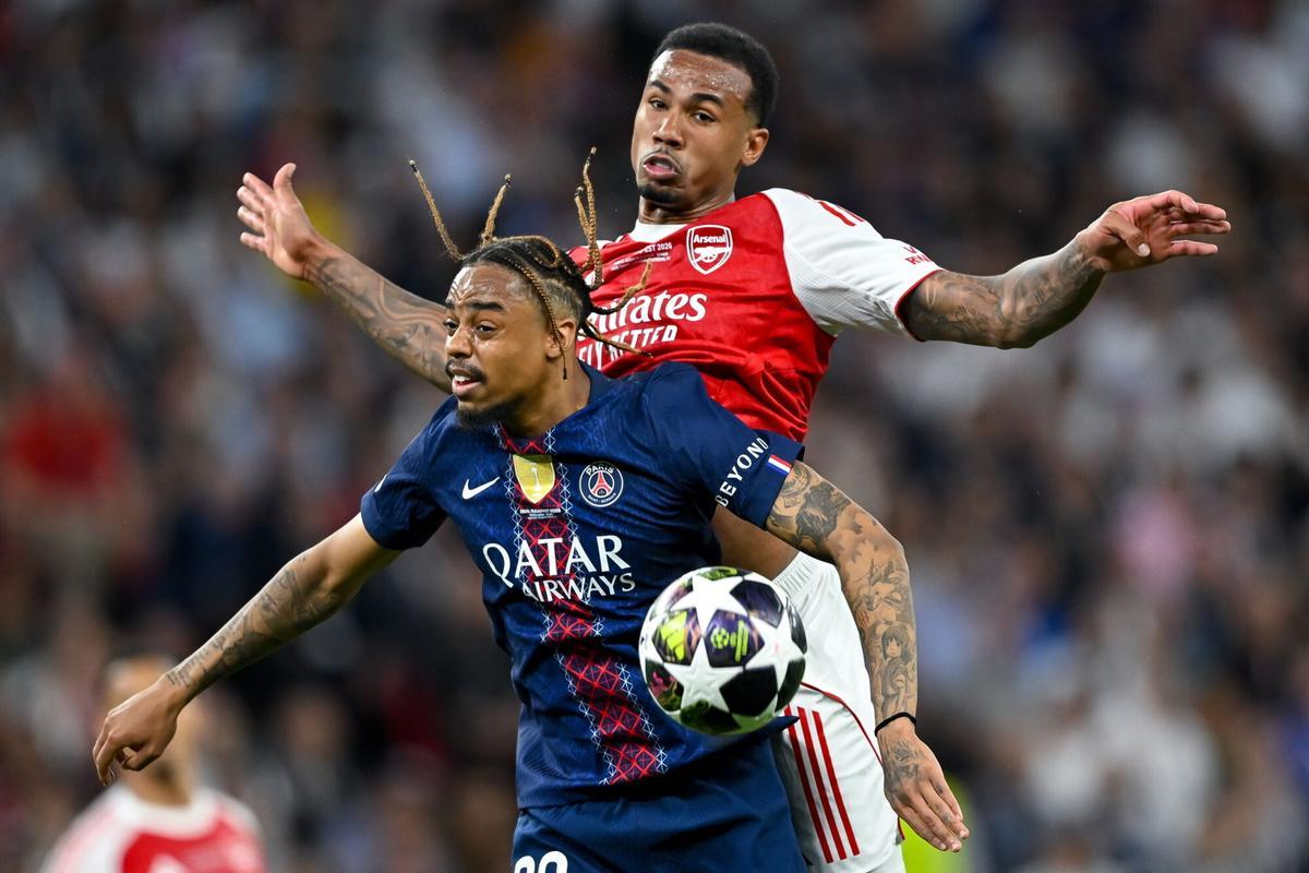 Bradley Barcola, del PSG, ante Gabriel Magalhaes, del Arsenal, en la final de la Champions League 2026 en Budapest