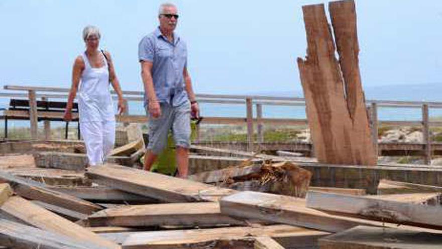 Tragsa reanuda los trabajos de reparación de la senda que atraviesa las dunas en La Mata