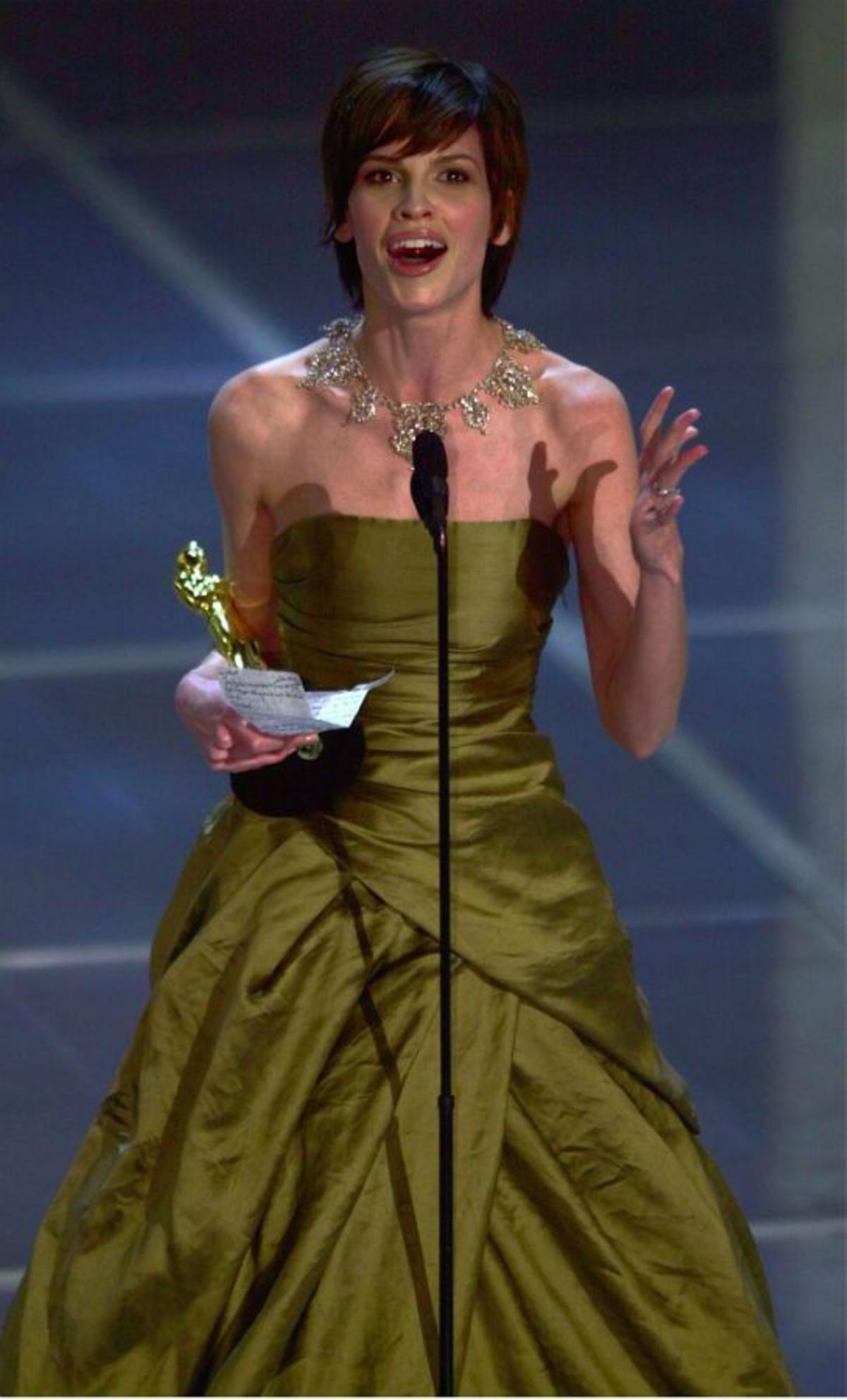 Hilary Swank, en color bronce en los Oscar de 2000