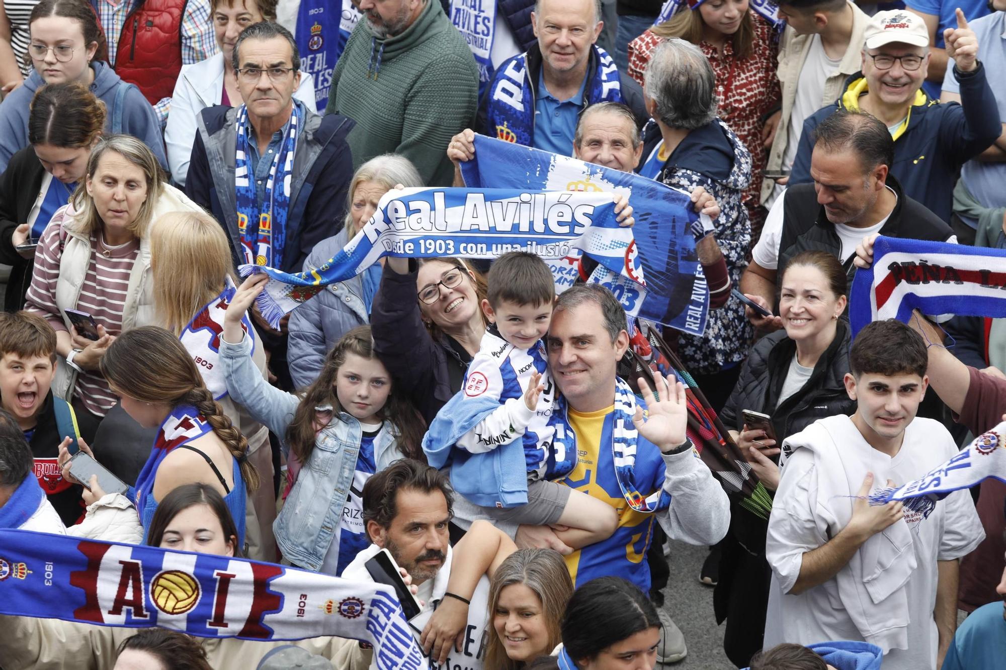 EN IMÁGENES: Así fue el recibimiento de los jugadores del Real Avilés en el Ayuntamiento