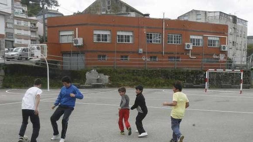 Unos niños juegan en las pistas deportivas de Chapela. // J. De Arcos
