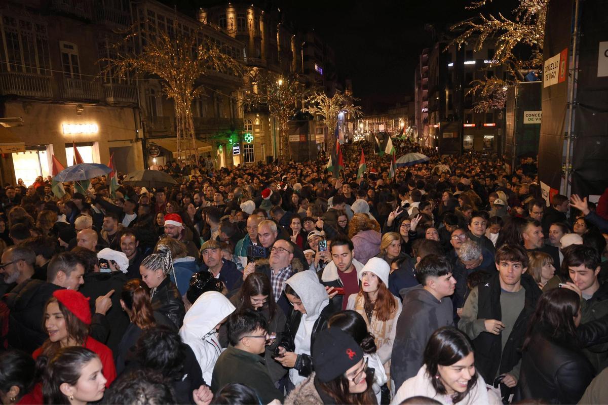 Vigo enciende la Navidad más grande de su historia ante miles de personas