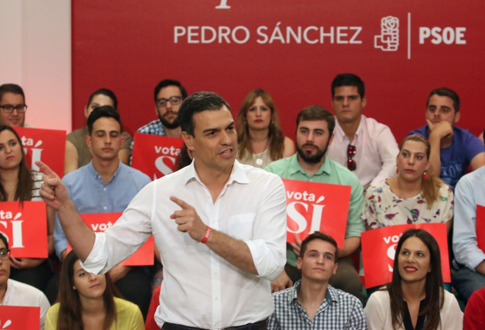 Pedro Sánchez concluye su jornada de campaña en Málaga con un mitin en la Facultad de Derecho de la universidad malagueña.