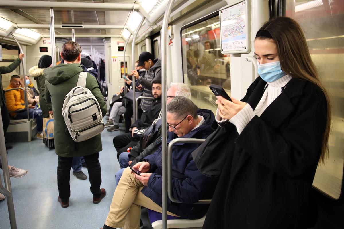 Último día de la mascarilla obligatoria en el transporte público