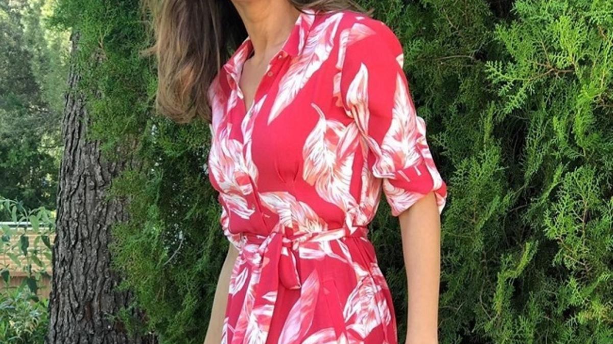 Eva González con el vestido camisero estampado de Cortefiel