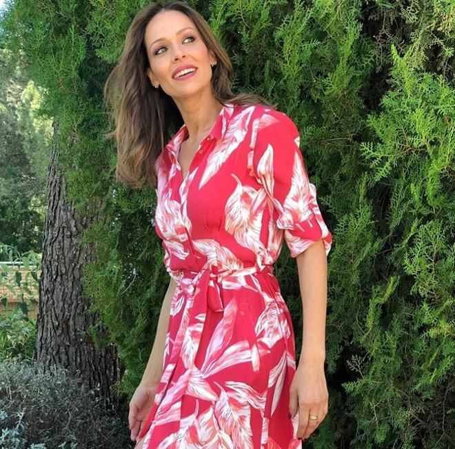 Eva González con el vestido camisero estampado de Cortefiel