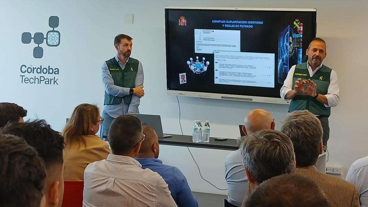 El equipo @ de la Guardia Civil ofrece formación a las empresas sobre estafas online.