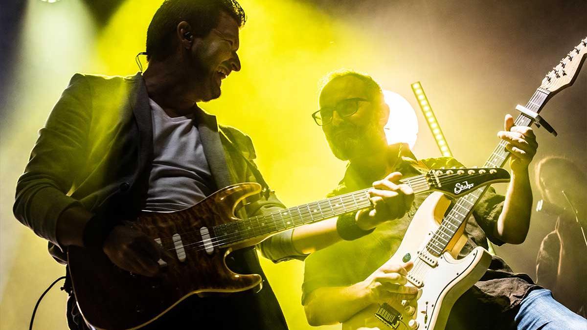 Óscar Rosende, a la izquierda, lidera la banda tributo a Dire Straits.