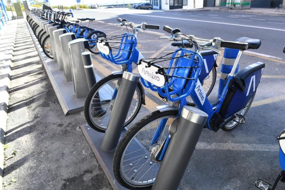 Bicicletas de ambos municipios en el nuevo intercambiador de Meicende.