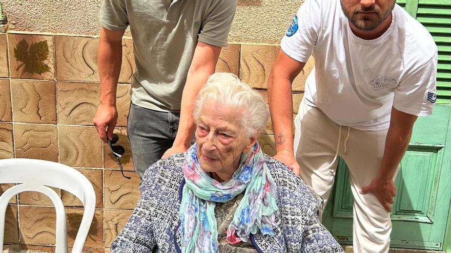 Maria de la Salut sopla los 100 años de su vecina Maria Munar Oliver