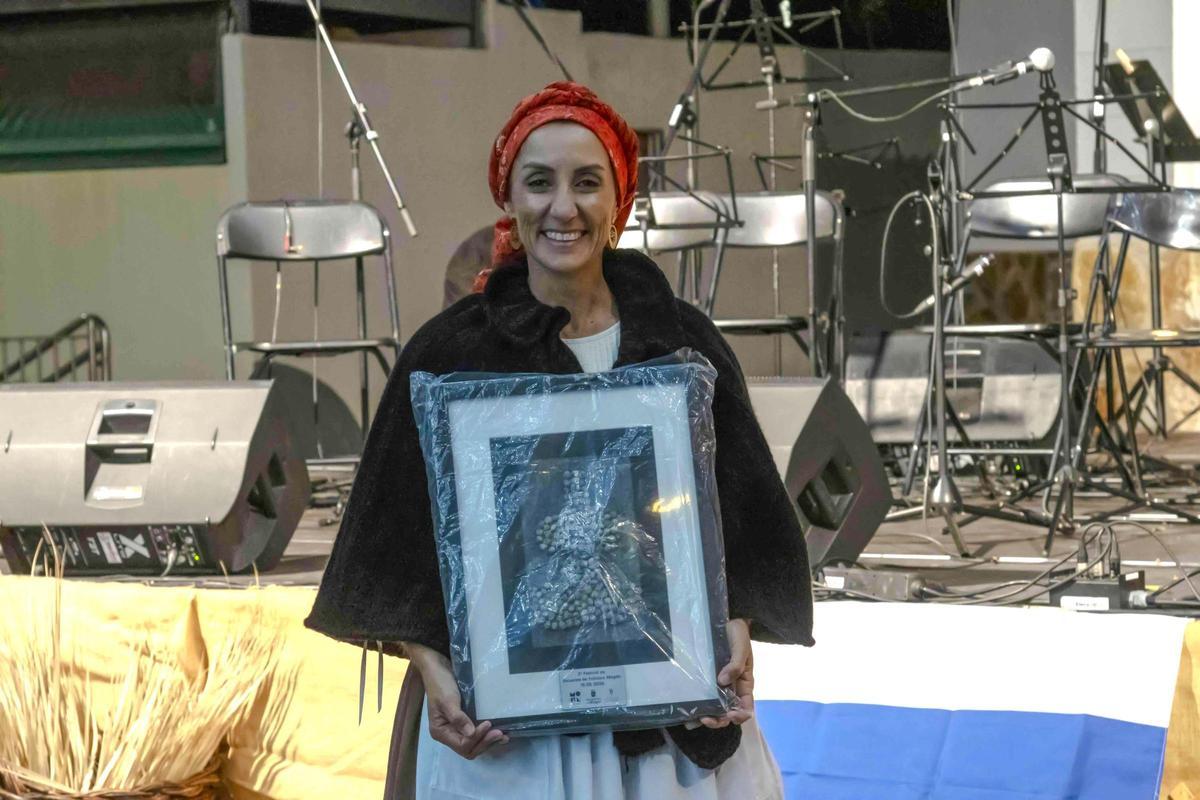 Alcaldesa Onalia Bueno con el obsquio elaborado por José Peña, del Centro Ocupacional de Mogán