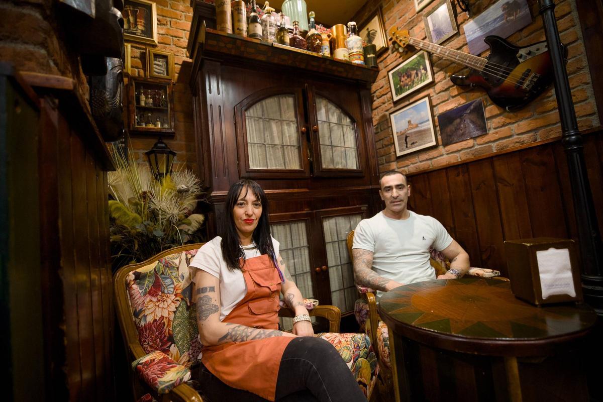 Los hermanos Patricia y Jesús Manuel Serrano, en uno de los rincones de La Troya.