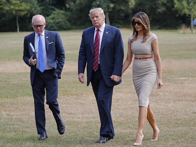 Melania Trump, Donald Trump y Woody Johnson a su llegada a Londres