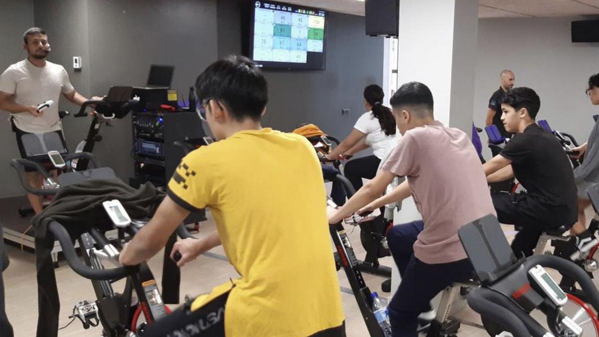 Cinc-cents cinquanta alumnes de 4t d’ESO fan un tast d’activitats dirigides de fitness en el marc del programa FitJove | AJUNTAMENT DE MANRESA