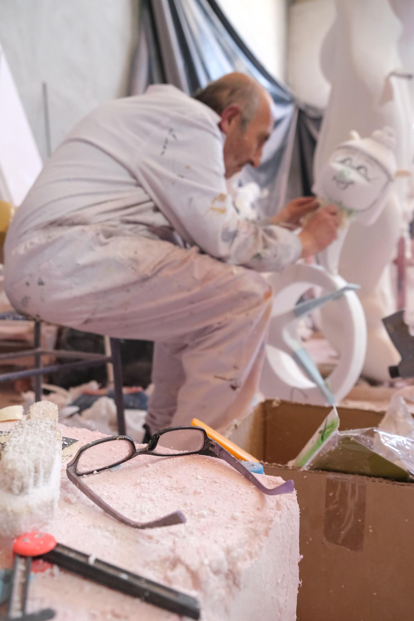 El artista Fran Sierra trabajando con materiales de hogueras en su taller