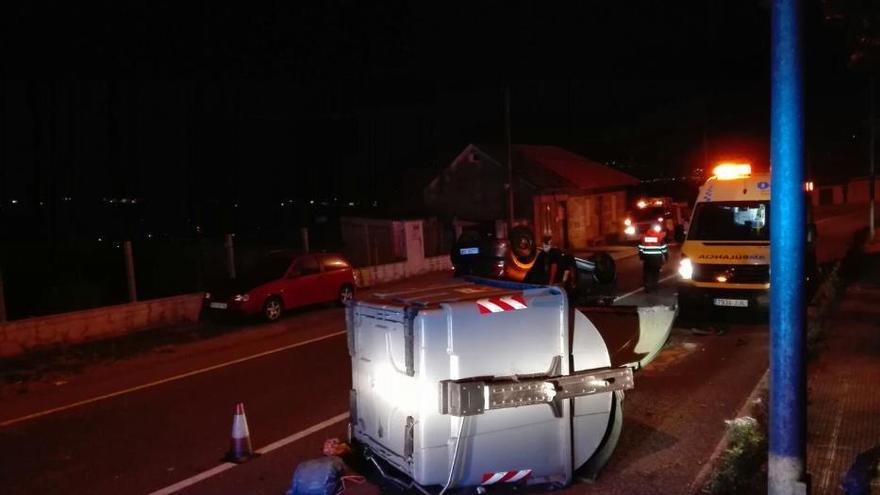 Tres heridos en Cangas después de volcar el vehículo en el que viajaban