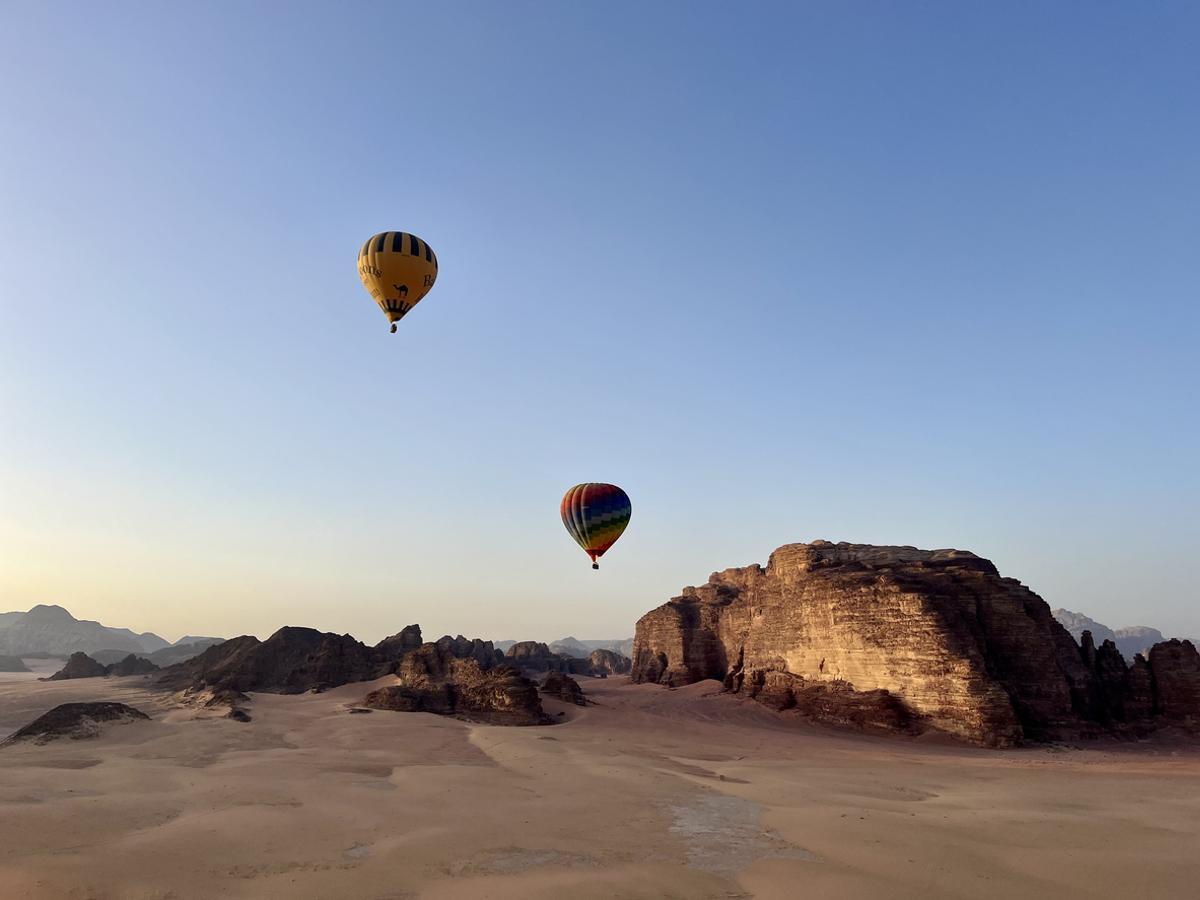 Volar en globo sobre el desierto de Wadi Rum es una de las experiencias más espectaculares que ofrece Jordania, permitiéndote ver formaciones rocosas únicas y dunas rojas desde el aire.