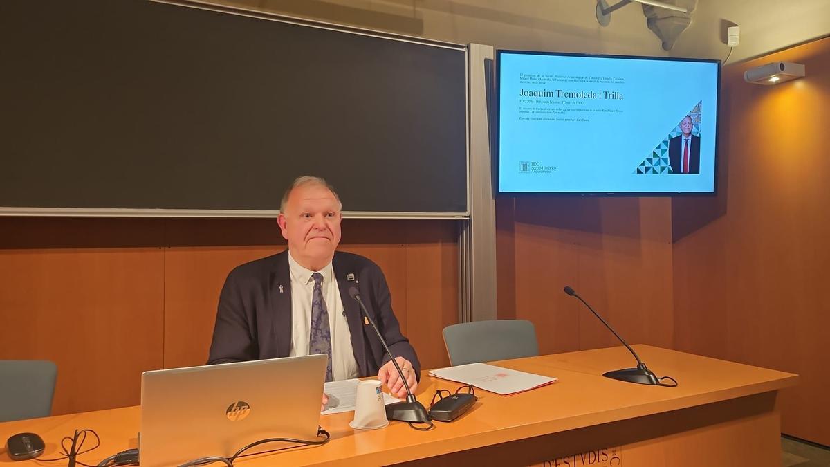L'arqueòleg empordanès Joaquim Tremoleda durant el seu discurs d'ingrés.