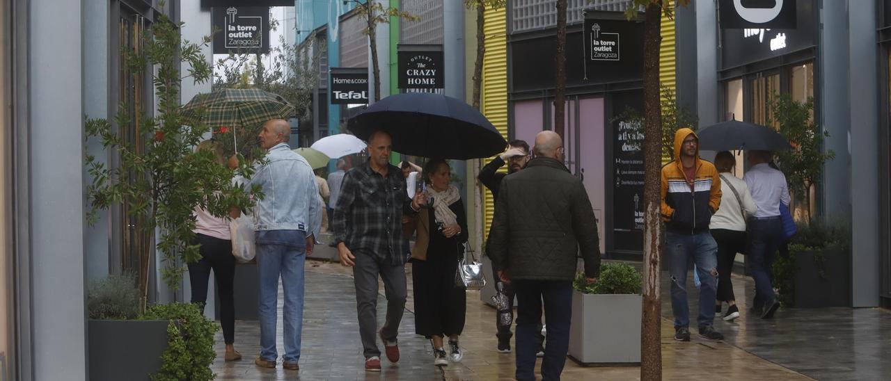 Varios clientes de La Torre Outlet, esta tarde, en una de las calles del centro comercial