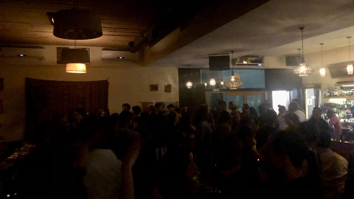 Internacional  vivir en el Libano sin luz El icónico restaurante Mezyan en el histórico barrio beirutí de Hamra.    FOTO: ANDREA LOPEZ-TOMAS