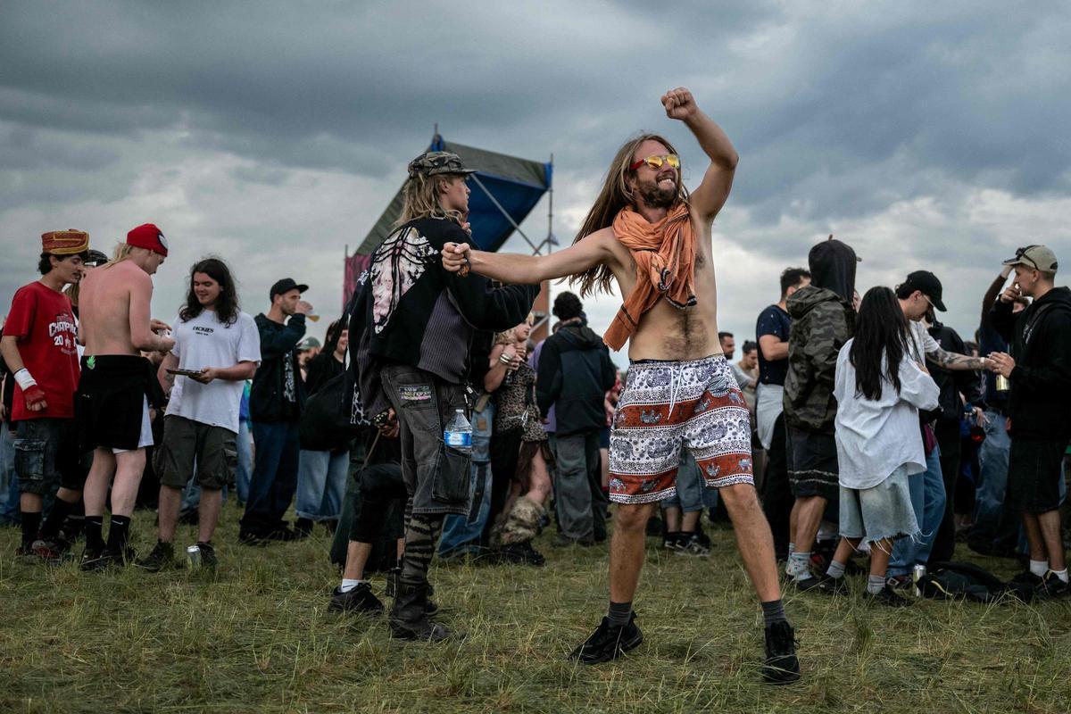 Varias personas bailando en la fiesta 'rave' celebrada cerca de la ciudad de Bourges, a algo más de 200 kilómetros al sur de París