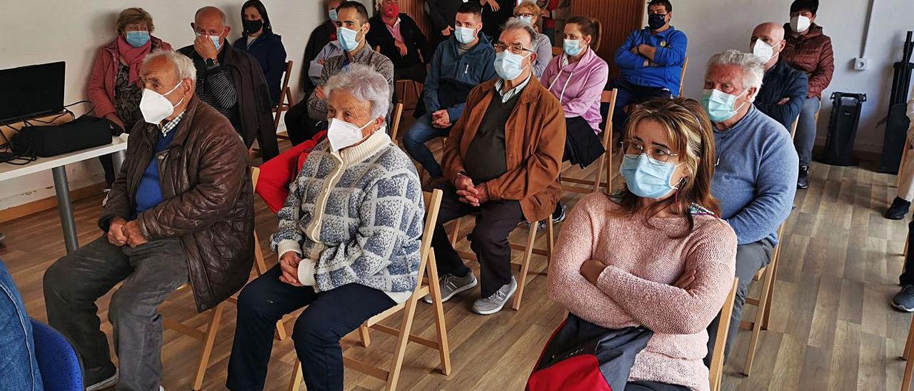 Vecinos de Meiro, ayer en la reunión informativa convocada por el Concello.   | // SANTOS ÁLVAREZ