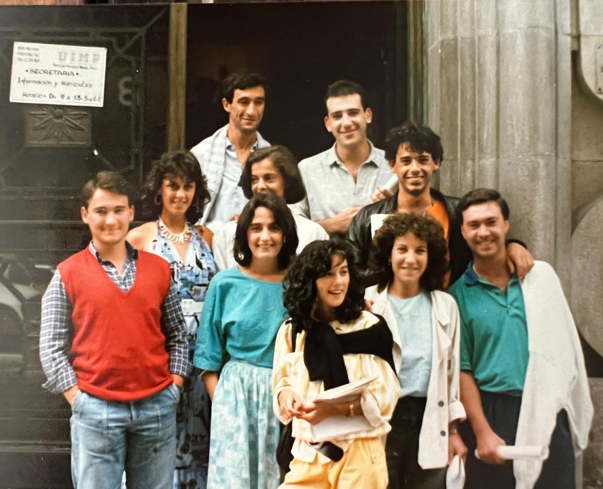 Belén Rubio, en primera fila, durante su época universitaria con compañeros de la carrera.