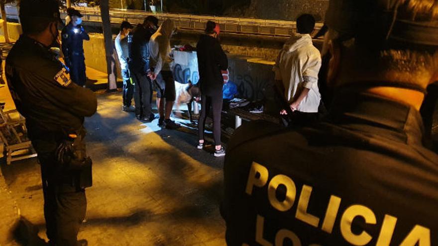 Agentes de la Policía Local de Santa Cruz de Tenerife identifican a un grupo de jóvenes en un botellón.