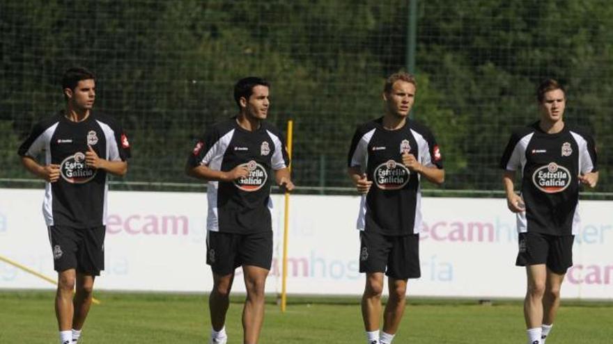 De izquierda a derecha, Juan Domínguez, Rochela, Seoane y Raúl, en el primer entrenamiento de la temporada 2010-11. / carlos pardellas