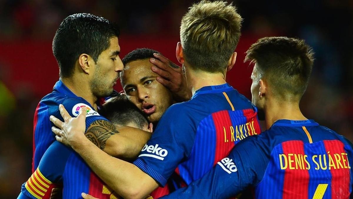 Los jugadores del Barça se abrazan después del gol de Suárez que supuso el 1-2 definitivo ante el Sevilla.